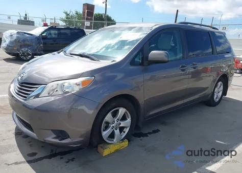 2016 Toyota Sienna Le 8 Passenger z USA, uszkodzony, nr VIN 5TDKK3DC2GS753125
